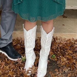 While pearl gold cowboys boots